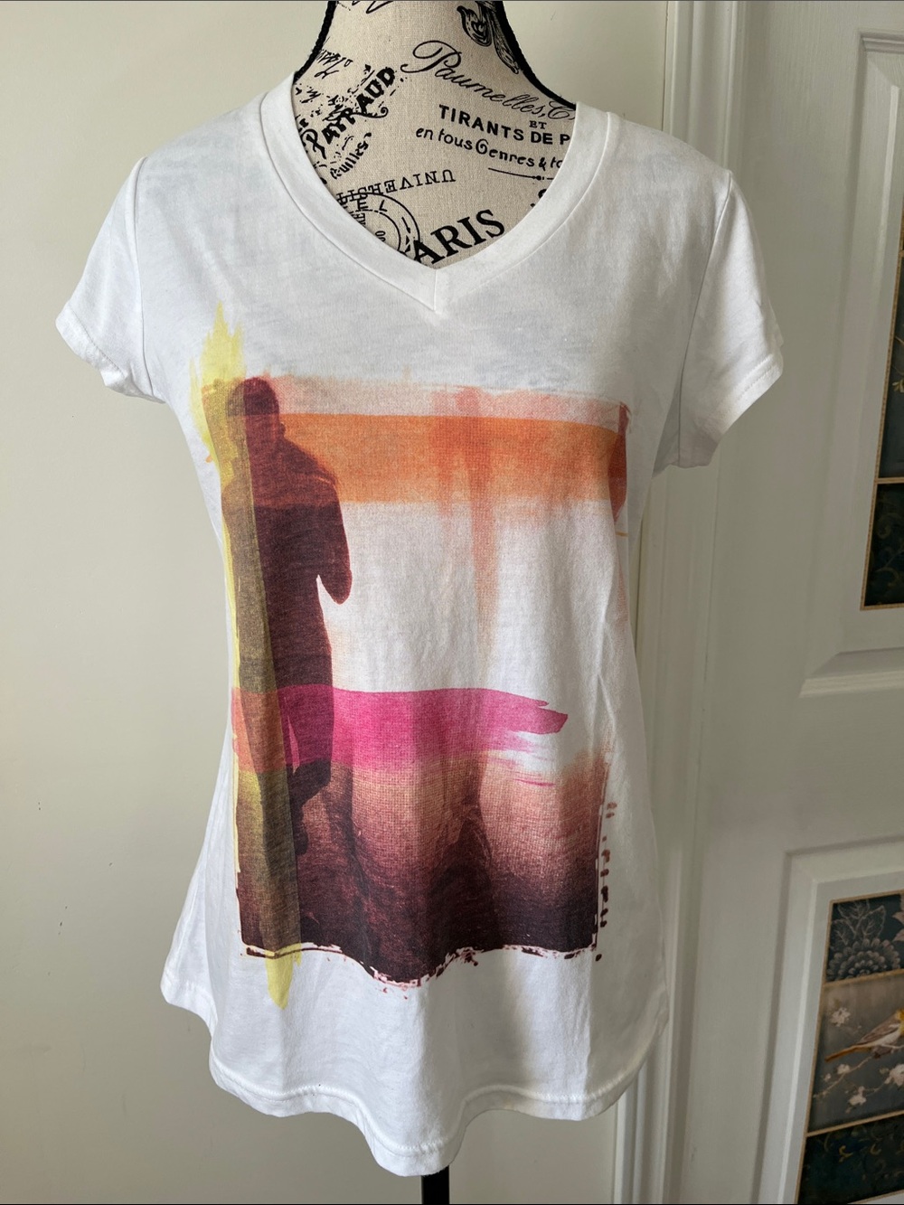 💗Xersion White V-Neck Tee with Sunset Stripe Silhouette